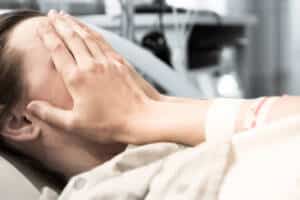 Frau verzweifelt im Krankenhaus