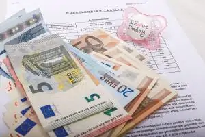 Düsseldorfer Tabelle mit Geld und Schnuller