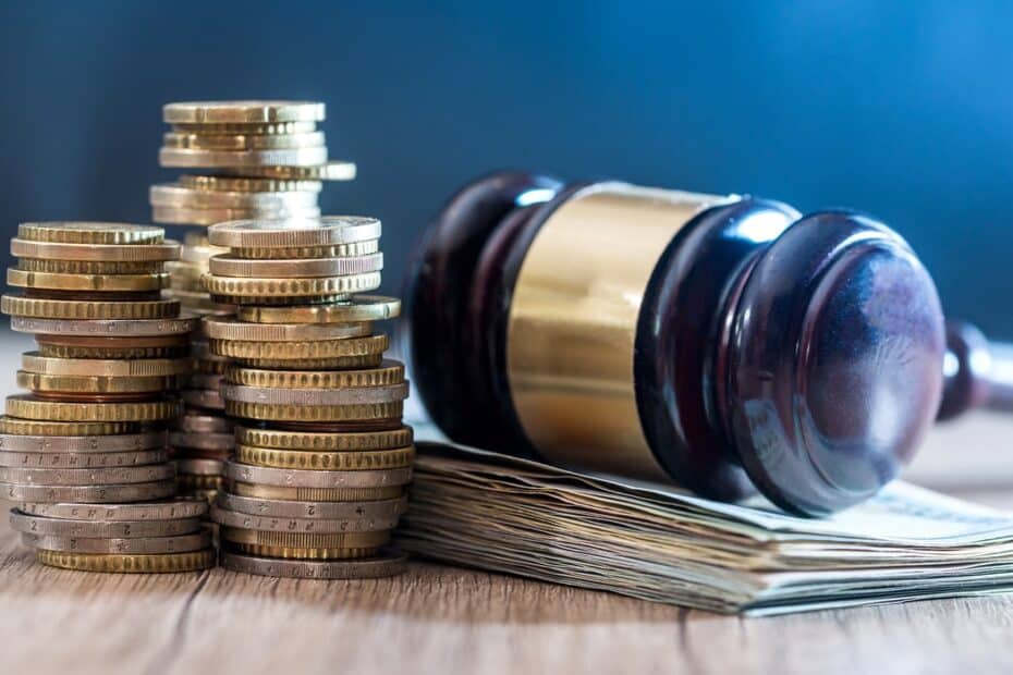 Richterhammer und Geld