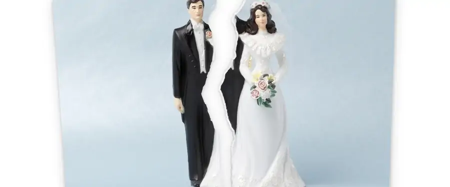 Ein zerrissenes Foto von Hochzeitsfiguren