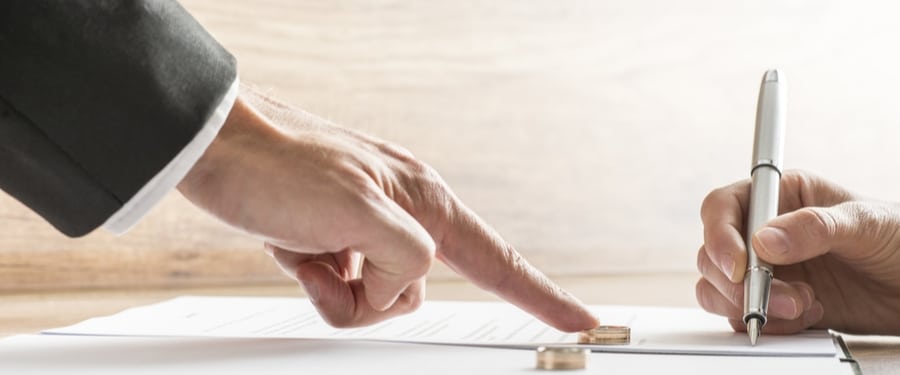 Ehemann unterschreibt Scheidungsfolgenvereinbarung