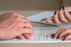 Ehepaar unterzeichnet Scheidungspapiere