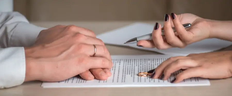 Ehepaar unterzeichnet Scheidungspapiere