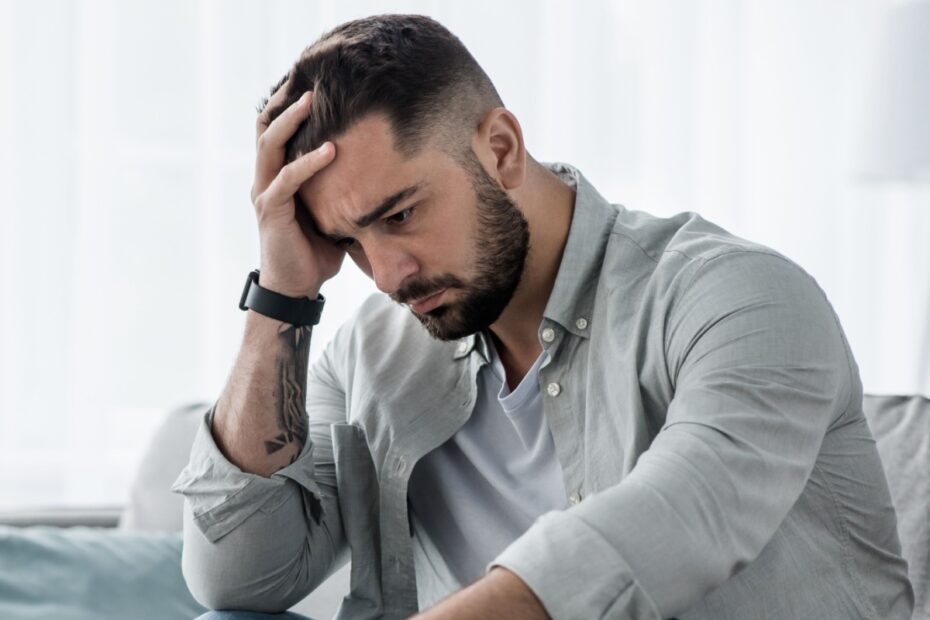 Nachdenklicher Mann in einer belastenden familiären Situation – Symbolbild zum Thema Scheinvaterregress