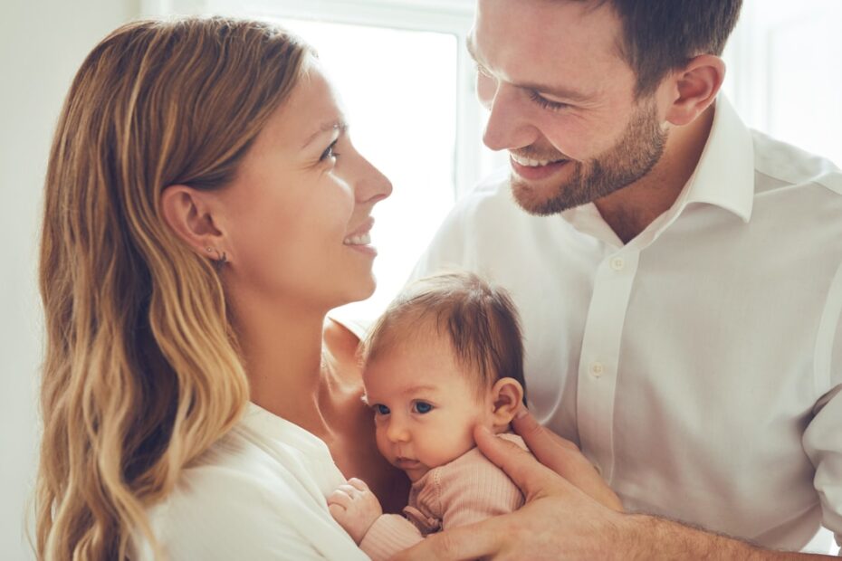 Eltern halten ihr Baby