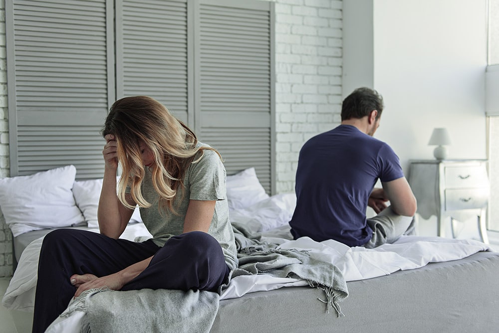 zerstrittenes Ehepaar auf Bett - Trennungsunterhalt